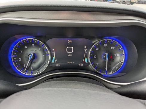 Used 2023 Chrysler Pacifica Touring-L FWD image 11