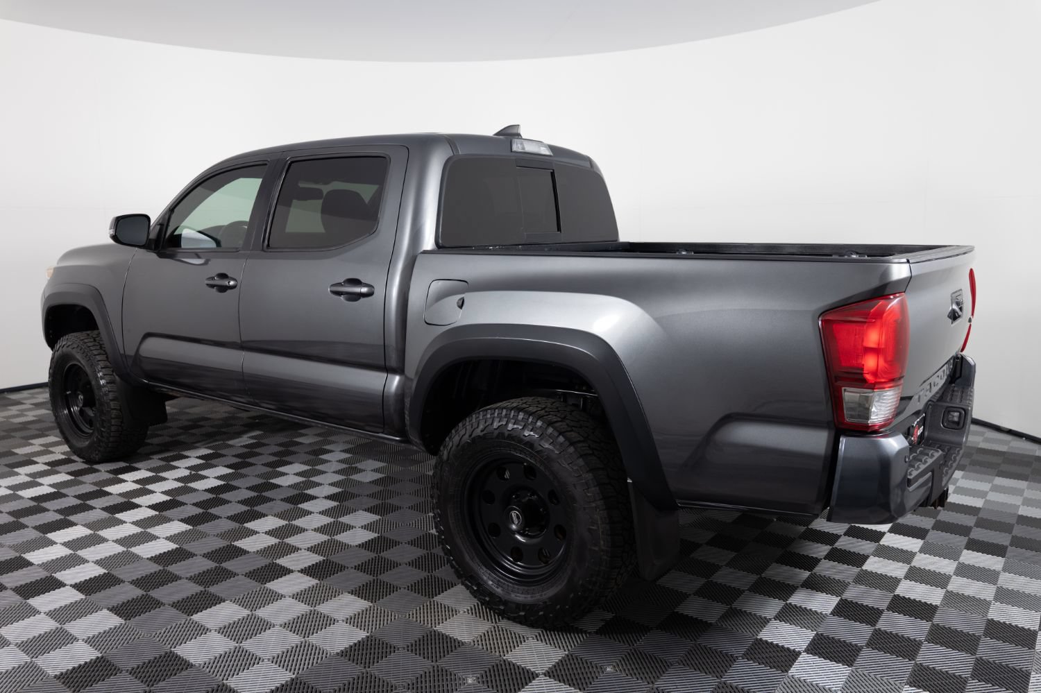 Used 2017 Toyota Tacoma TRD Off-Road w/ Premium & Technology Package AWD/4WD image 4