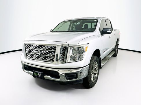Used 2018 Nissan Titan SV w/ SV Convenience Package image 3