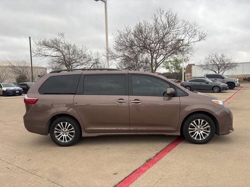 Used 2020 Toyota Sienna XLE w/ XLE Navigation Package image 4