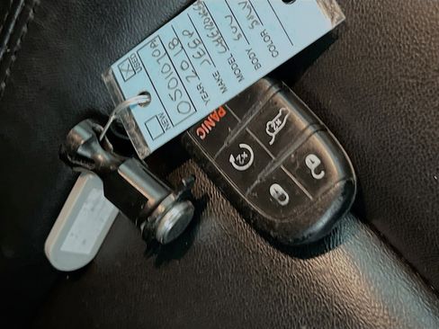 Used 2018 Jeep Grand Cherokee Limited image 36