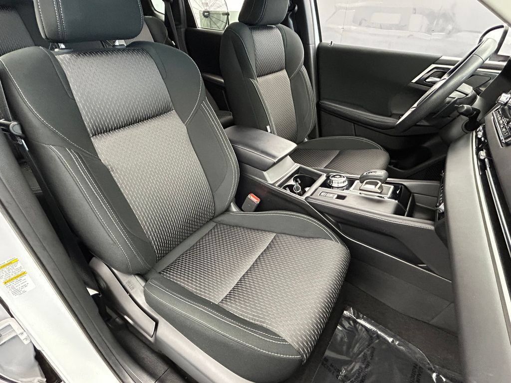 Used 2024 Mitsubishi Outlander ES FWD image 17