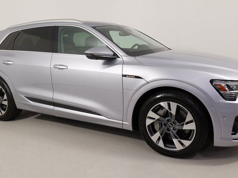 Used 2022 Audi e-tron Premium Plus w/ Premium Plus Package image 24