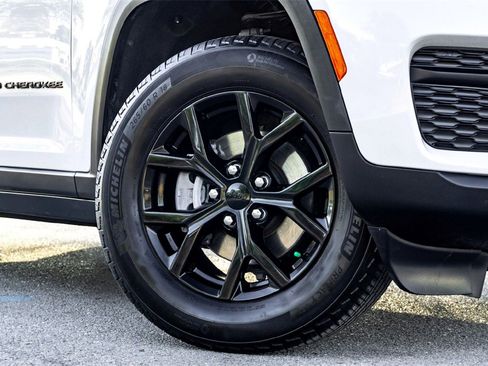 Used 2024 Jeep Grand Cherokee Altitude image 2