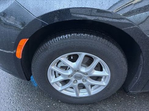 Used 2023 Chrysler Pacifica Touring-L image 15