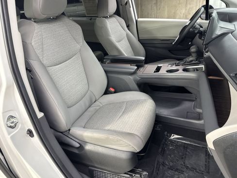 Used 2024 Toyota Sienna LE FWD image 40