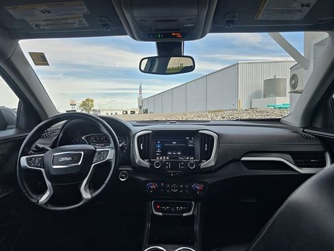 Used 2024 GMC Terrain SLT image 25
