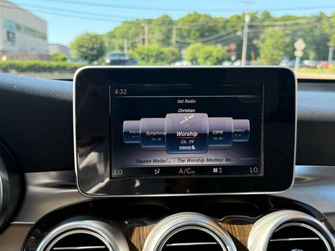 Used 2018 Mercedes-Benz GLC 300 4MATIC w/ Premium Package image 17