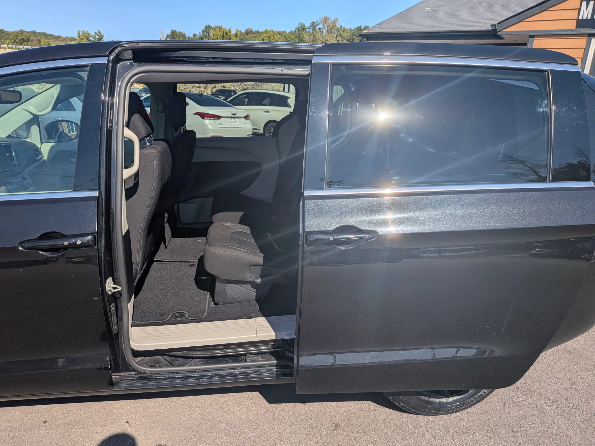 Used 2022 Chrysler Voyager LX FWD image 29