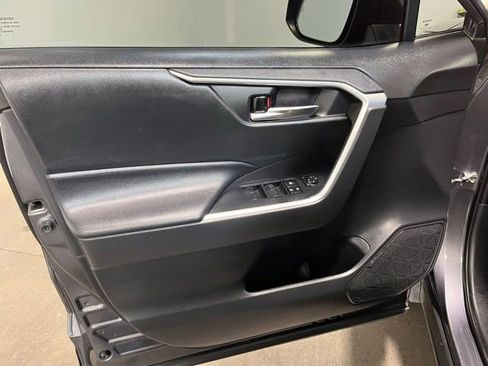 Used 2019 Toyota RAV4 XLE w/ Convenience Package FWD image 20