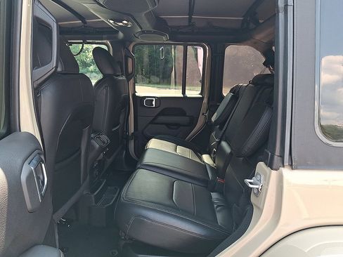 Used 2022 Jeep Wrangler Unlimited Sahara AWD/4WD image 13