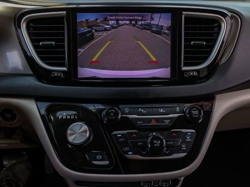 Used 2023 Chrysler Pacifica Touring-L FWD image 29