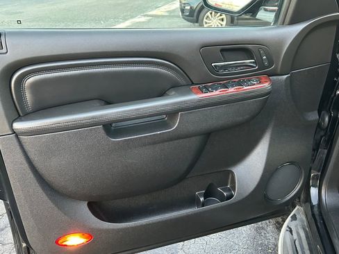 Used 2014 Cadillac Escalade Luxury image 17