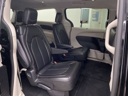 Used 2024 Chrysler Pacifica Touring-L FWD image 17