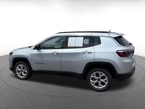 Used 2025 Jeep Compass Latitude AWD/4WD image 9
