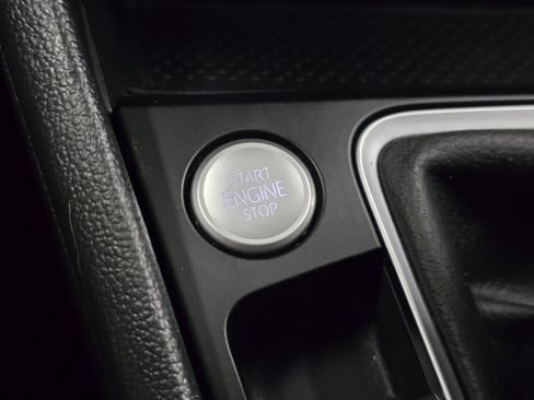 Used 2025 Volkswagen Jetta SE image 30