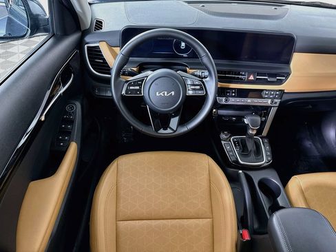 Certified 2025 Kia Seltos EX w/ EX Sunroof Package AWD/4WD image 4
