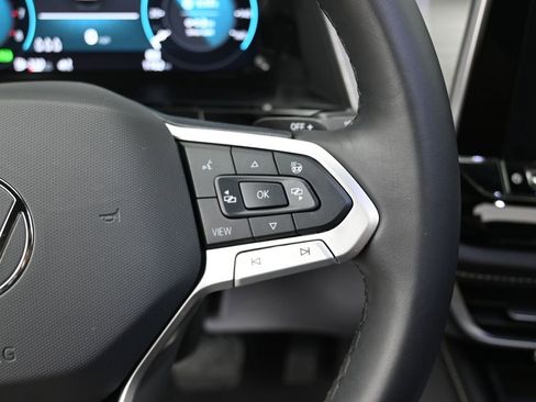 Used 2024 Volkswagen Atlas Cross Sport SE w/ Panoramic Sunroof Package FWD image 21