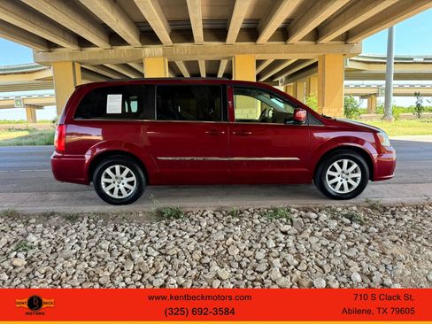 Used 2014 Chrysler Town & Country Touring FWD image 1