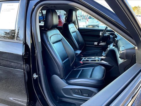 Used 2021 Ford Explorer XLT w/ Equipment Group 202A image 7