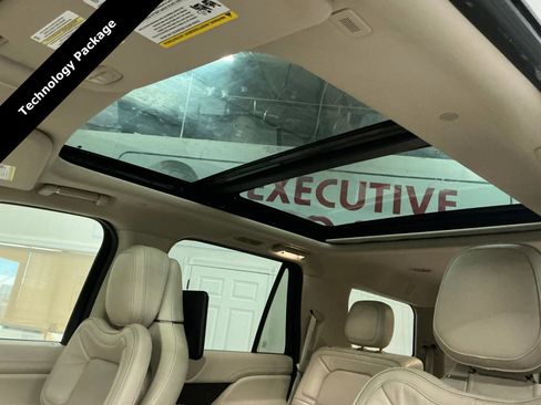Used 2018 Lincoln Navigator Select w/ Technology Package image 40