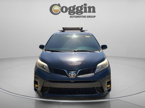 Used 2018 Toyota Sienna SE image 9