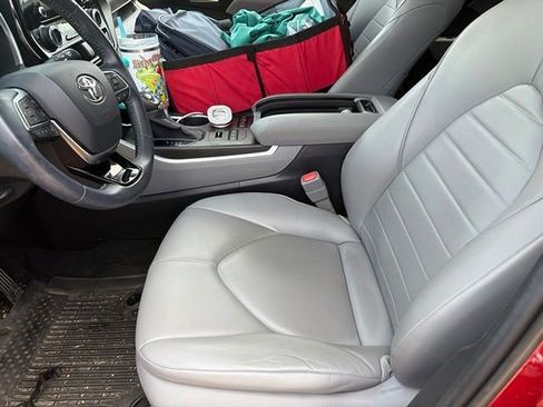 Used 2020 Toyota Highlander XLE AWD/4WD image 5