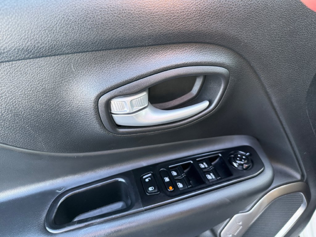 Used 2023 Jeep Renegade Latitude AWD/4WD image 19