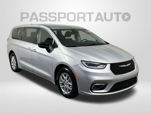 Used 2024 Chrysler Pacifica Touring-L image 6