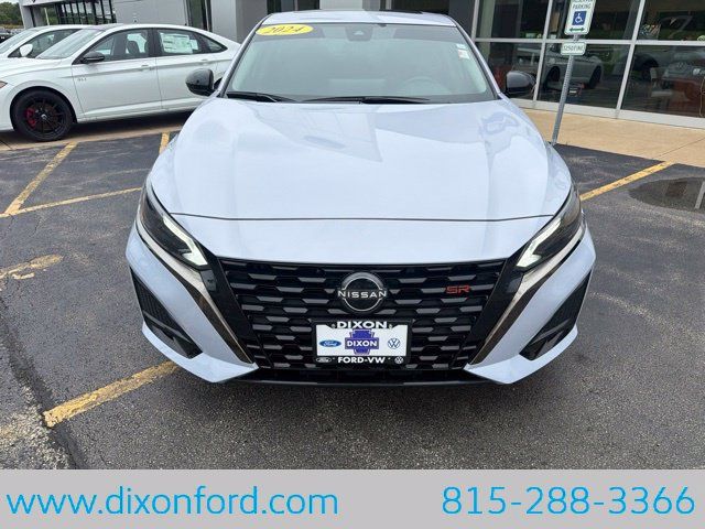 Used 2024 Nissan Altima 2.5 SR w/ SR Premium Package FWD image 2