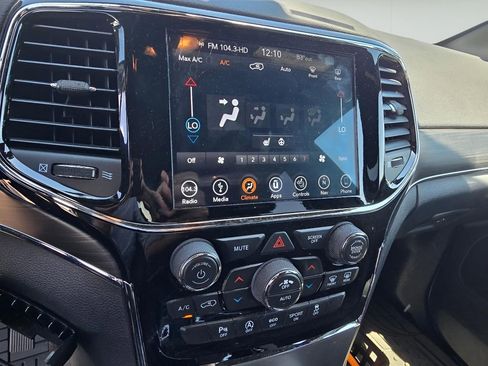 Used 2019 Jeep Grand Cherokee Limited w/ Trailer Tow Group IV AWD/4WD image 18