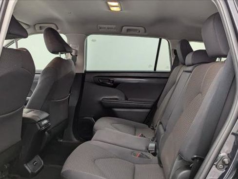 Used 2021 Toyota Highlander L image 17
