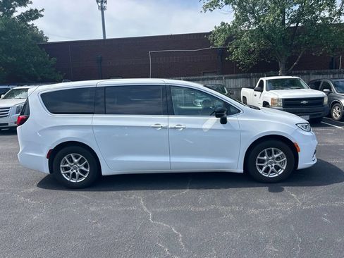 Used 2024 Chrysler Pacifica Touring-L FWD image 2