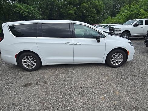 Used 2024 Chrysler Pacifica Touring-L FWD image 9