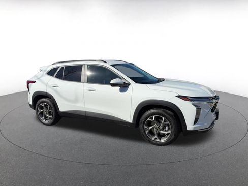 Used 2025 Chevrolet Trax LT w/ LT Convenience Package image 2