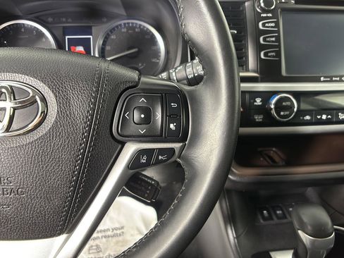 Used 2019 Toyota Highlander XLE AWD/4WD image 30