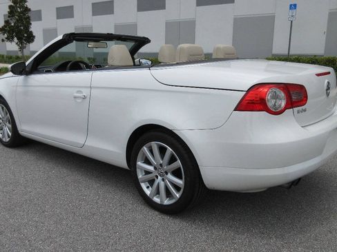 Used 2011 Volkswagen Eos Komfort FWD image 3