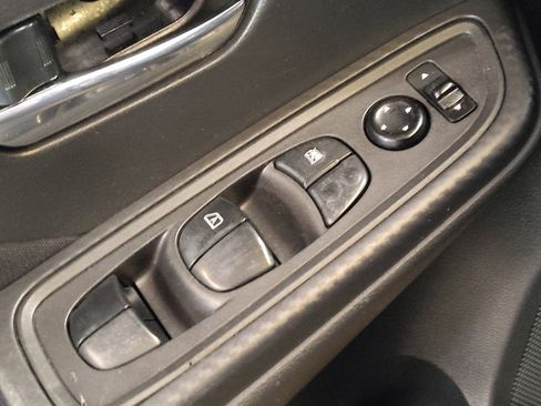Used 2021 Nissan Versa SV FWD image 27