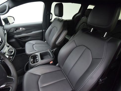 New 2026 Chrysler Voyager LX image 29