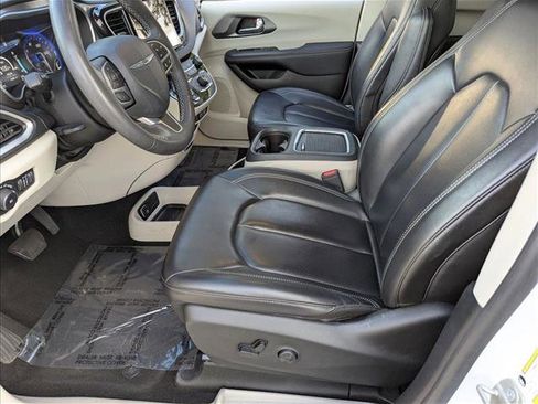 Used 2023 Chrysler Pacifica Touring-L image 15