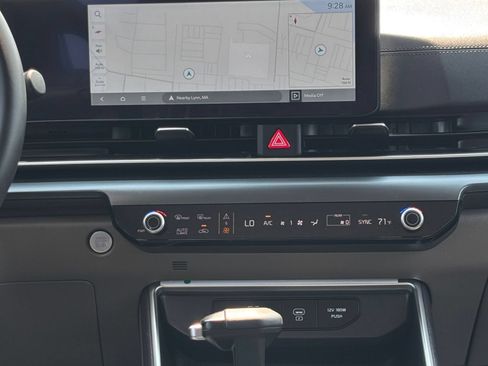 Used 2026 Kia Carnival FWD image 17