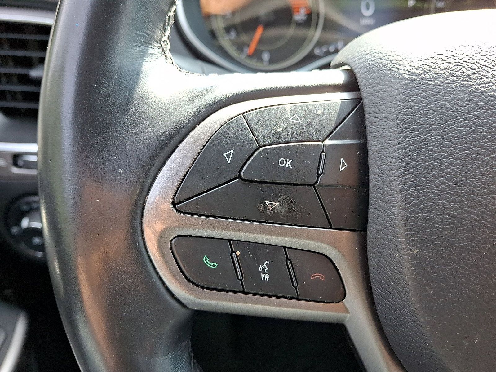 Used 2021 Jeep Cherokee Latitude Lux w/ Comfort/Convenience Group AWD/4WD image 17