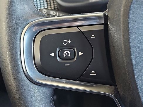 Used 2022 Volvo XC40 T5 R-Design w/ Advanced Package image 17