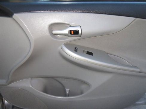 Used 2013 Toyota Corolla LE image 25