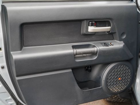 Used 2014 Toyota FJ Cruiser 4WD w/ Convenience Package image 9