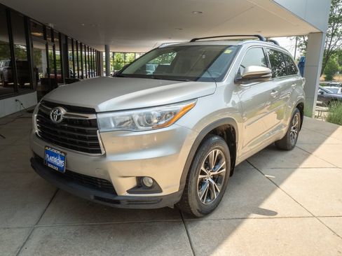 Used 2016 Toyota Highlander XLE AWD/4WD image 3