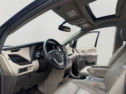 Used 2017 Toyota Sienna XLE w/ XLE Navigation Package image 9