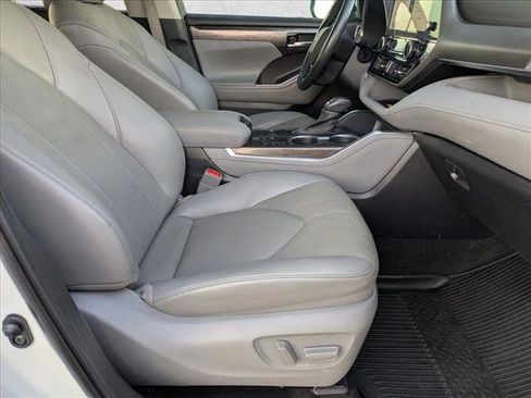 Used 2023 Toyota Highlander Limited image 22