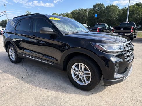 Used 2025 Ford Explorer Active AWD/4WD image 4