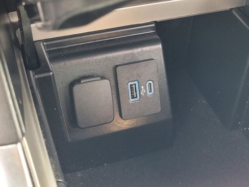 Used 2022 Ford Explorer XLT w/ Equipment Group 202A image 26